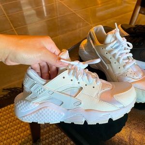 Gently used women’s huaraches Nike